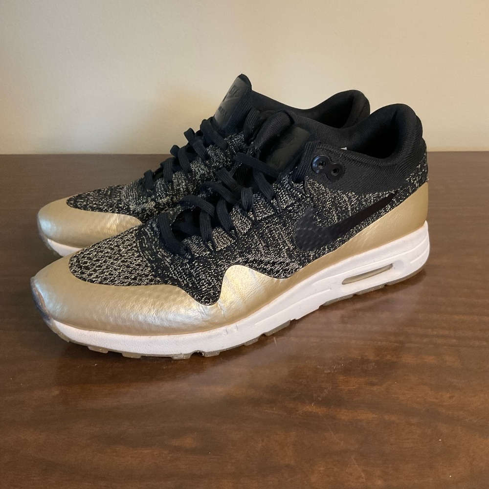 Nike Air Max Women’s Size 9 Black and Gold